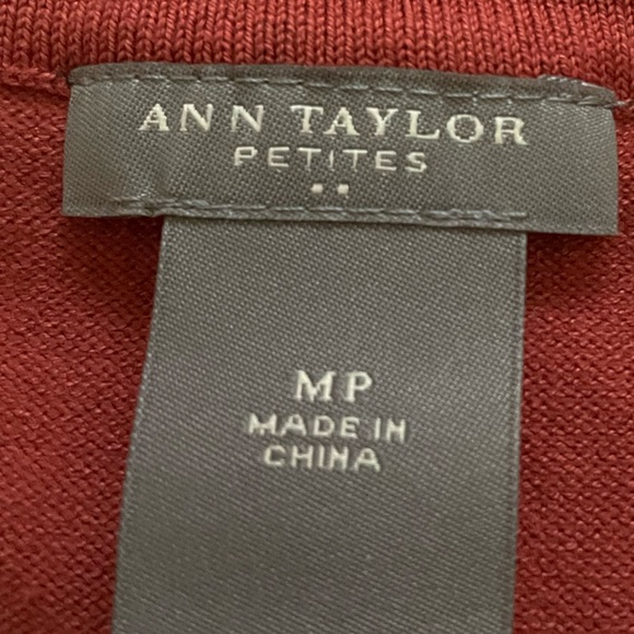 Ann Taylor Women Medium Petite Rust color 3/4 Sleeve lightweight V-neck sweater - Picture 2 of 3